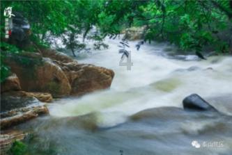 《夏洛特烦恼》中，王老师打架救人离开时车压了砖头，此处在暗示什么？
